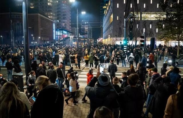 Hollanda’da korona kısıtlamalarını protesto eden eylemciler polisle çatıştı