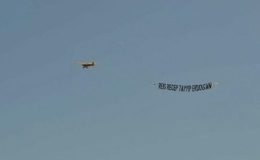 Hollanda’da Türk gençlerden Erdogan pankartli uçak gösterisi