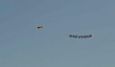 Hollanda’da Türk gençlerden Erdogan pankartli uçak gösterisi